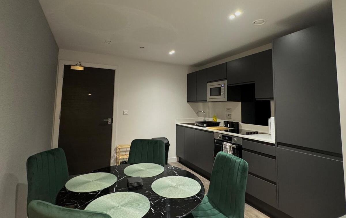 Modern 2-Bedroom Apartment In Heart Of ลิเวอร์พูล ภายนอก รูปภาพ