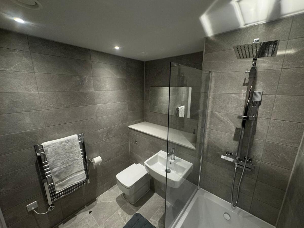 Modern 2-Bedroom Apartment In Heart Of ลิเวอร์พูล ภายนอก รูปภาพ