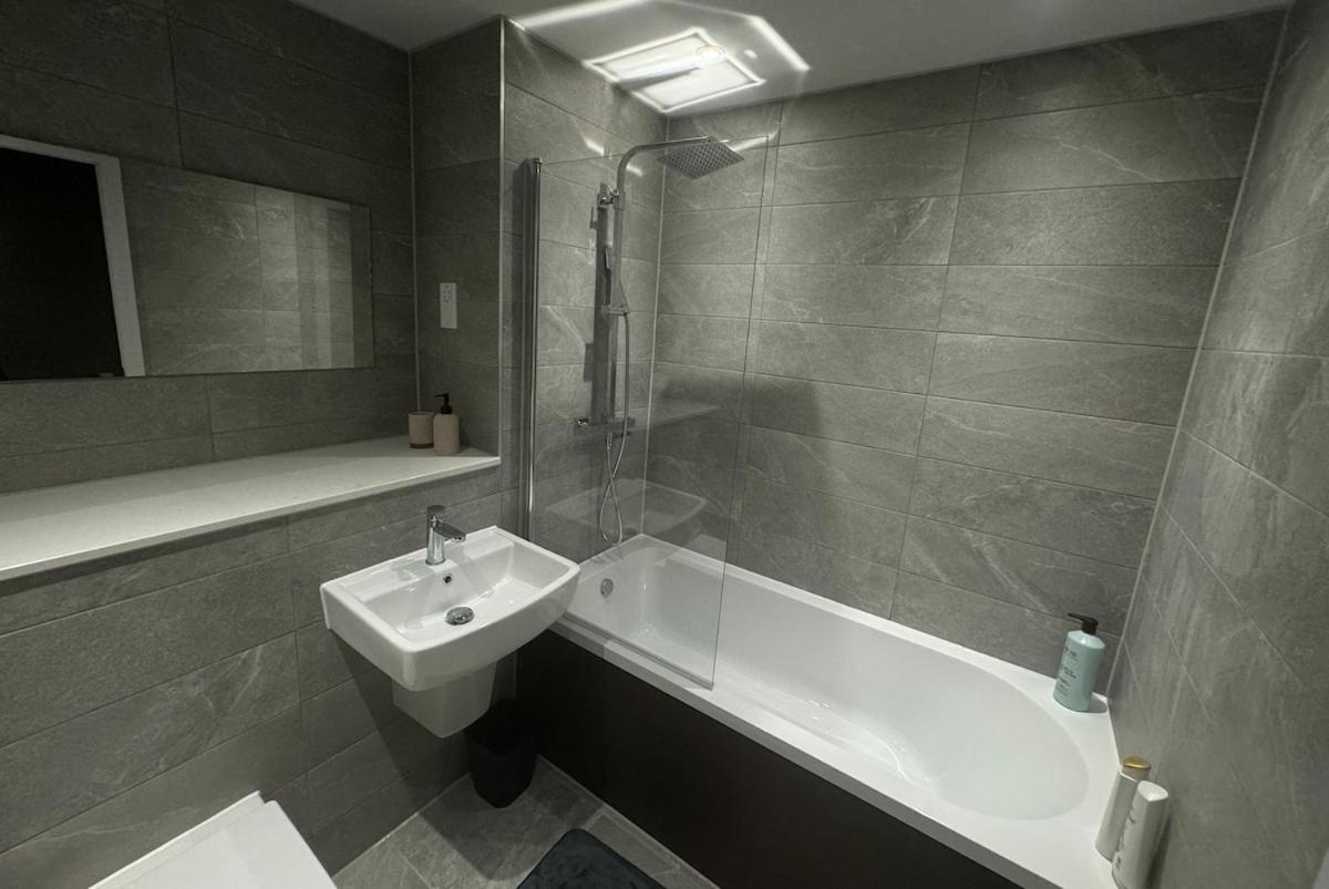 Modern 2-Bedroom Apartment In Heart Of ลิเวอร์พูล ภายนอก รูปภาพ