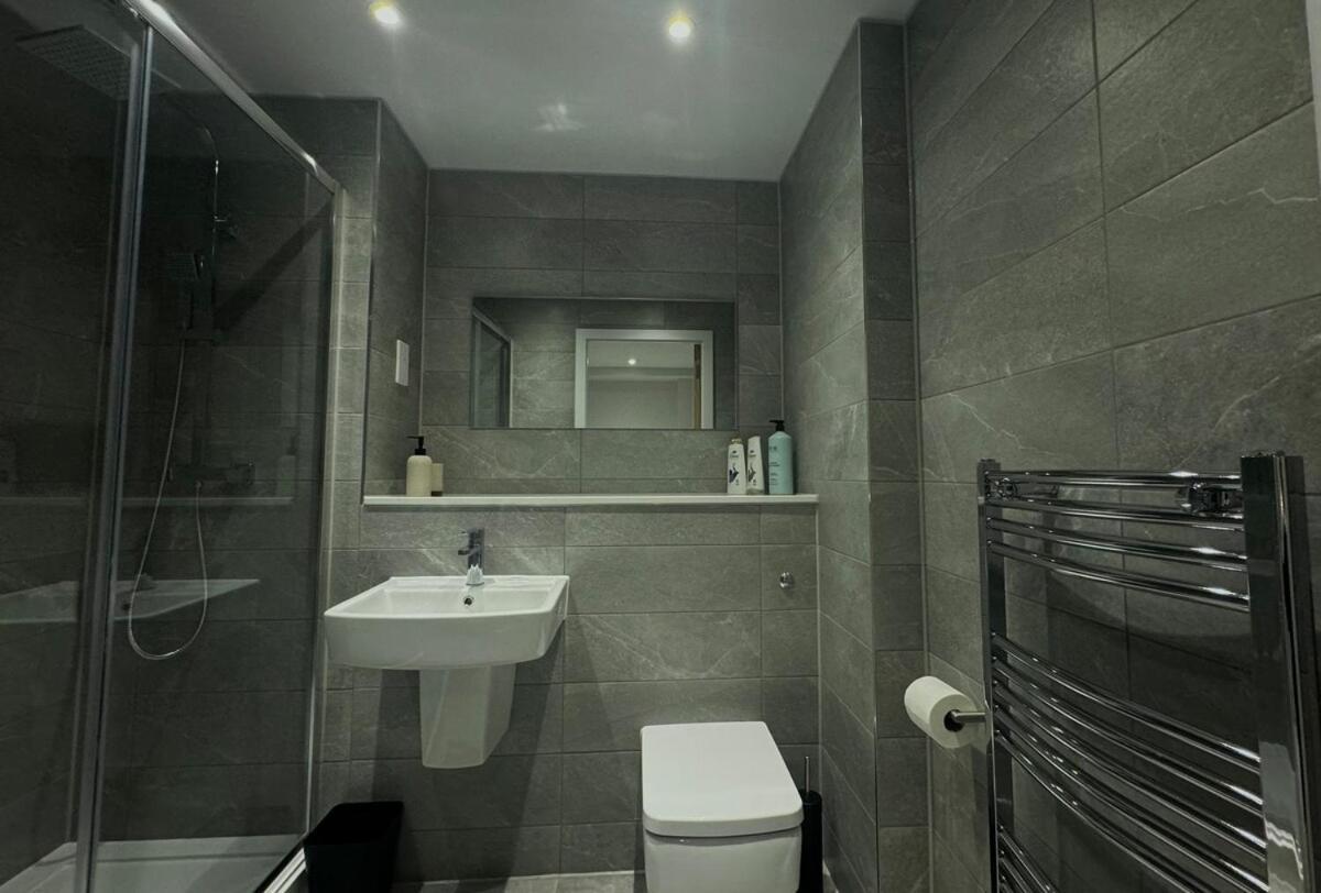 Modern 2-Bedroom Apartment In Heart Of ลิเวอร์พูล ภายนอก รูปภาพ
