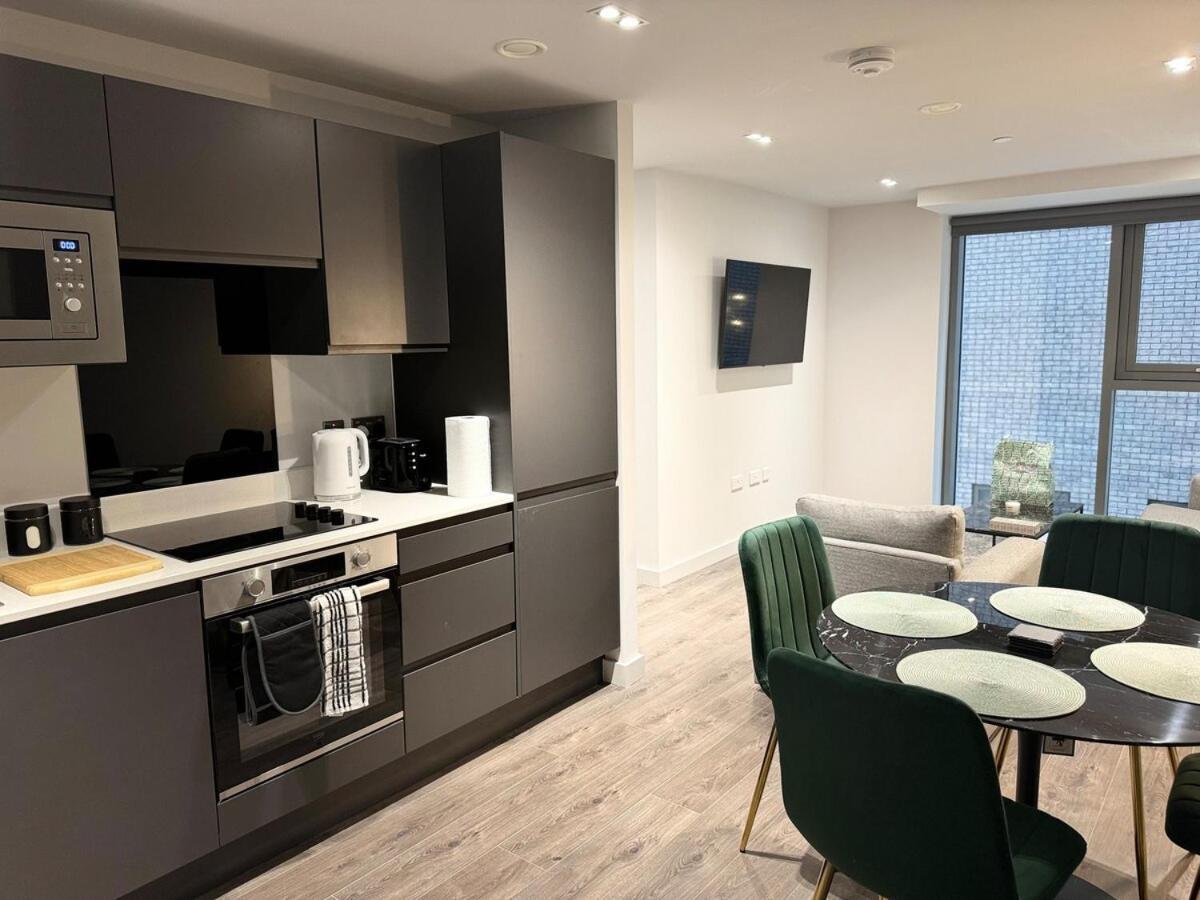 Modern 2-Bedroom Apartment In Heart Of ลิเวอร์พูล ภายนอก รูปภาพ